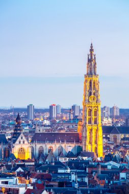 Antwerp cityscape alacakaranlıkta