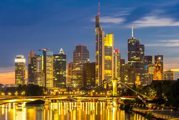 Frankfurt am Mine skyline ao entardecer — Fotografia de Stock