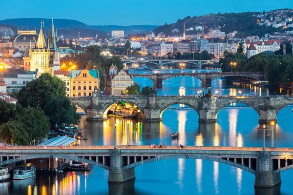 Praag bruggen in de schemering — Stockfoto