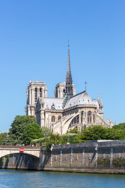 Katedral Madam Paris değil
