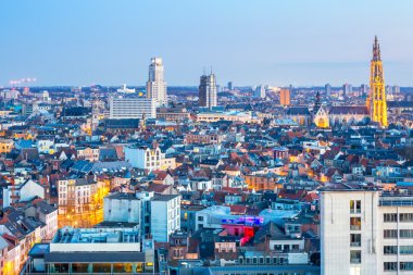 Antwerp cityscape alacakaranlıkta