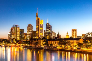 Alacakaranlıkta Almanya'da Frankfurt gökdelen