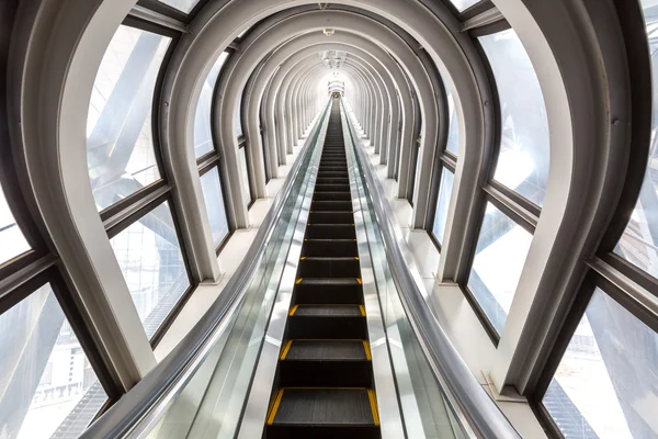 Roltrappen geslaagd concept — Stockfoto