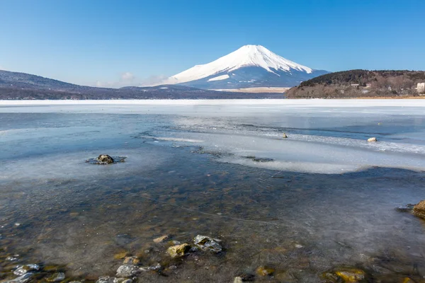 Fuji Dağı buzlu Yamanaka Gölü — Stok fotoğraf