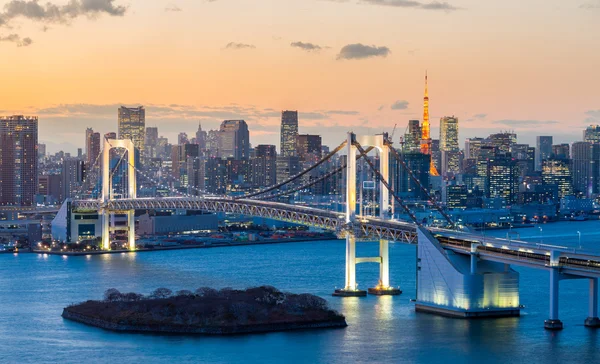 Torre de Tóquio skyline e ponte do arco-íris — Fotografia de Stock