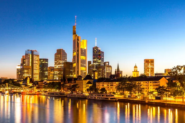 Frankfurt skyskrapa i Tyskland i skymningen — Stockfoto