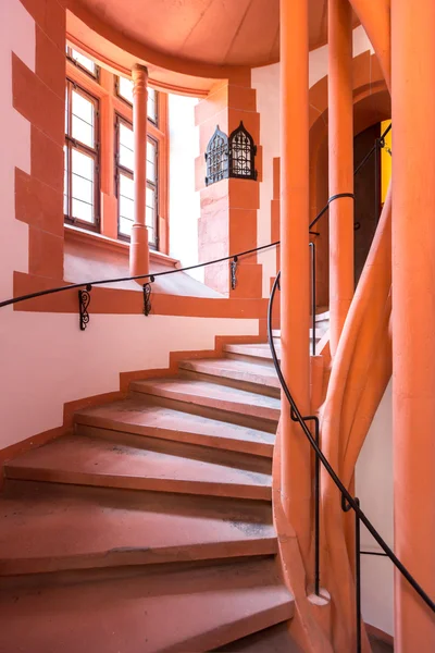 Escalier en colimaçon antique dans l'église — Photo