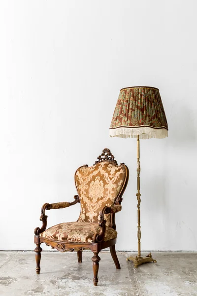 Chaise royale marron avec lampe — Photo