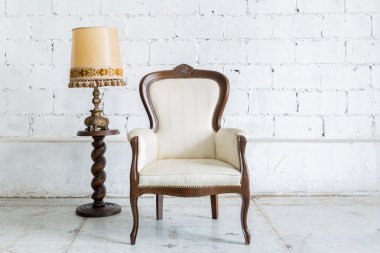 Retro sandalyeyle beyaz lamba