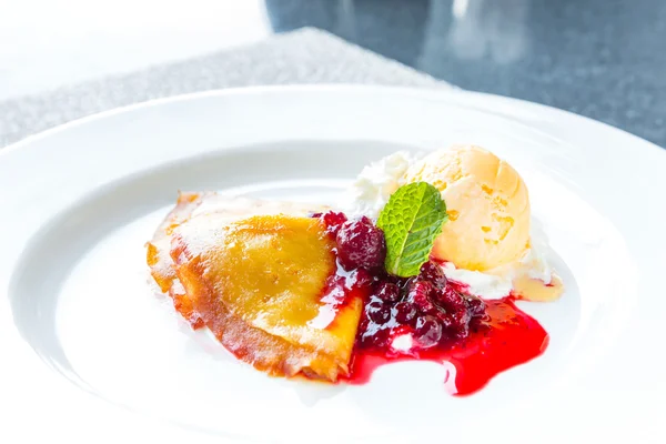 Panqueque de helado de frambuesa —  Fotos de Stock