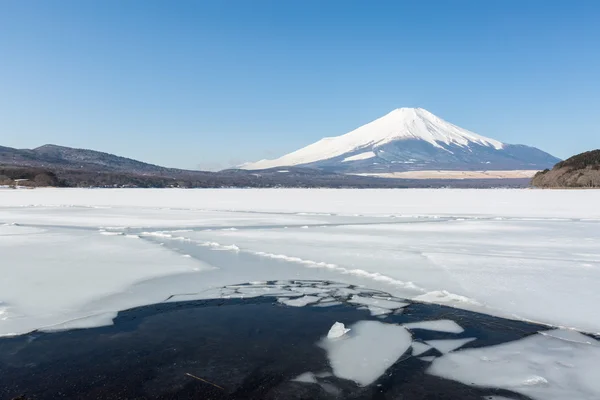 Fuji Dağı buzlu Yamanaka Gölü — Stok fotoğraf