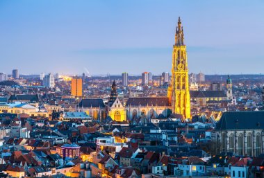 Antwerp cityscape alacakaranlıkta