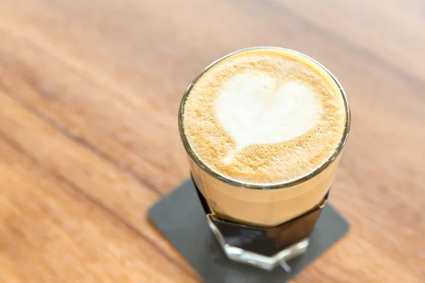 Xícara de café com leite com símbolo de coração — Fotografia de Stock