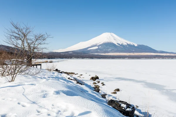 Mount Fuji op Iced Yamanaka Lake in de Winter — Stockfoto