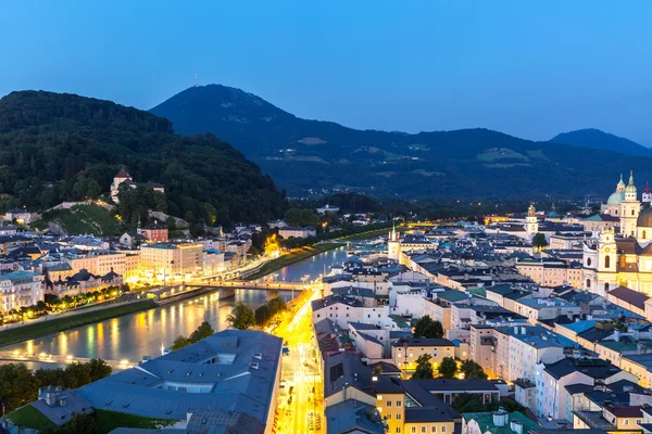 De stad Salzburg in Oostenrijk in de schemering — Stockfoto