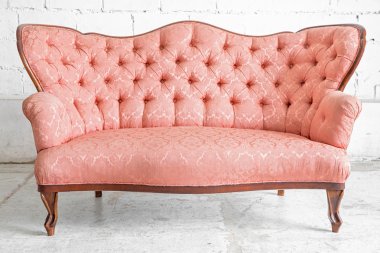 Pembe klasik stili koltuk kanepe