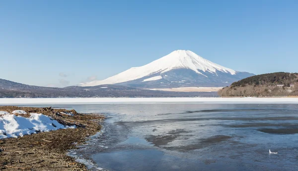 Фудзи на озере Яманака зимой — стоковое фото