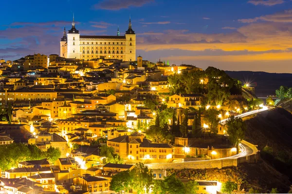 Toledo bei dämmerung in spanien — Stockfoto