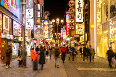 Kimliği belirsiz turist Dotonbori Osaka bölgesinde alışverişte