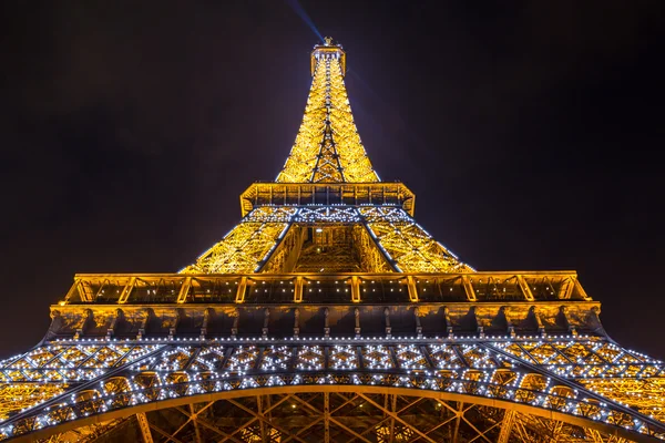 Eiffeltornet i Paris i skymningen — Stockfoto