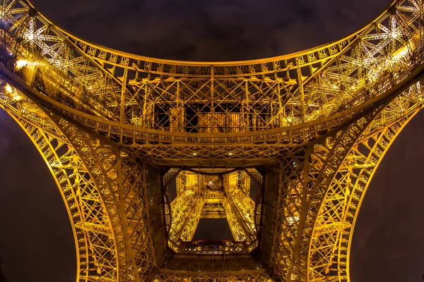 Torre Eiffel em Paris ao anoitecer — Fotografia de Stock