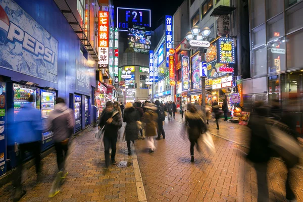 Pěší chůze v Shibuya čtvrti v Tokiu — Stock fotografie