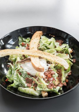 tabak yeşil Sezar salatası