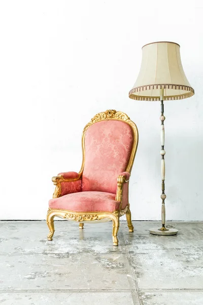 Roze Vintage stoel met lamp — Stockfoto