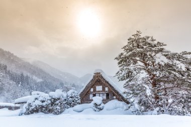 Güneş kar ile Shirakawago