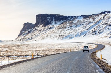 İzlanda'daki yol Dağı'nda kış