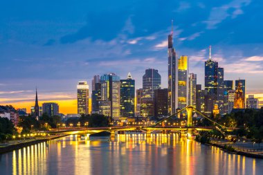 Alacakaranlıkta Almanya'da Frankfurt gökdelen