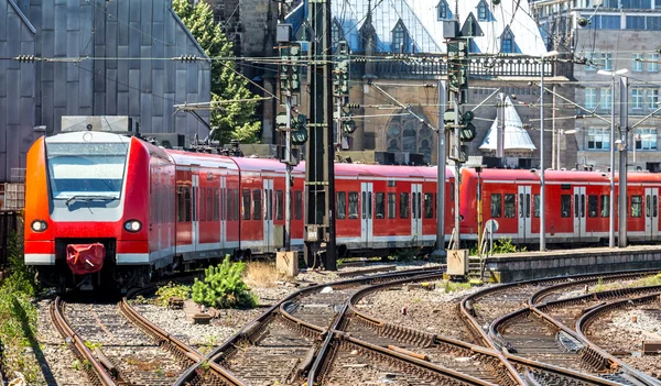 Czerwony pociąg w Kolonii — Zdjęcie stockowe