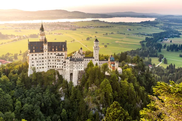 Kasteel Neuschwanstein bij zonsondergang — Stockfoto