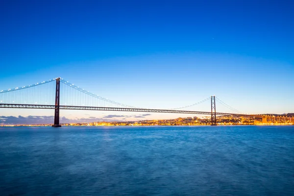 Lissabon Bridge i skymningen — Stockfoto