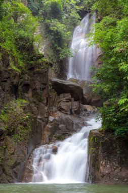 Tropik şelale Phlio Milli Parkı'nda