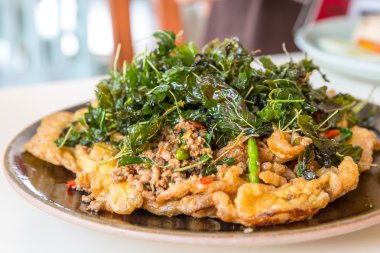 omlet fesleğen domuz eti ile