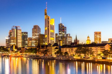 Alacakaranlıkta Almanya'da Frankfurt gökdelen