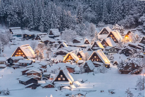 Iluminação de Shirakawago com queda de neve — Fotografia de Stock