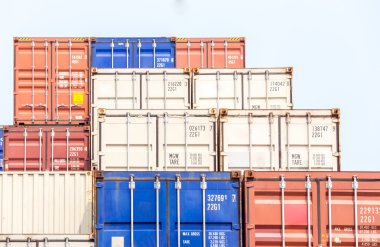 Kargo konteyner yığın rıhtımda
