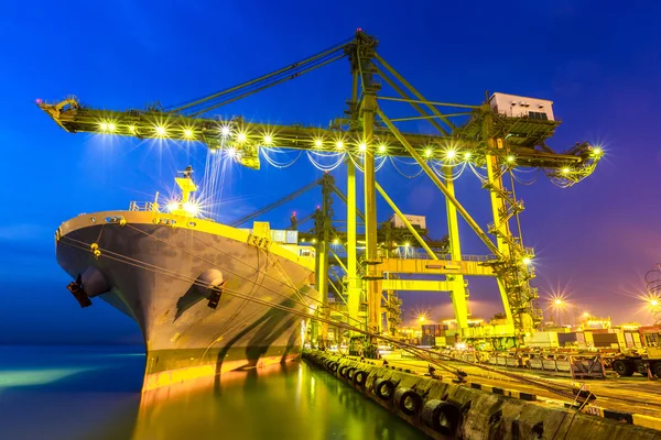 Промисловий порт з контейнерним судном в сутінках — стокове фото