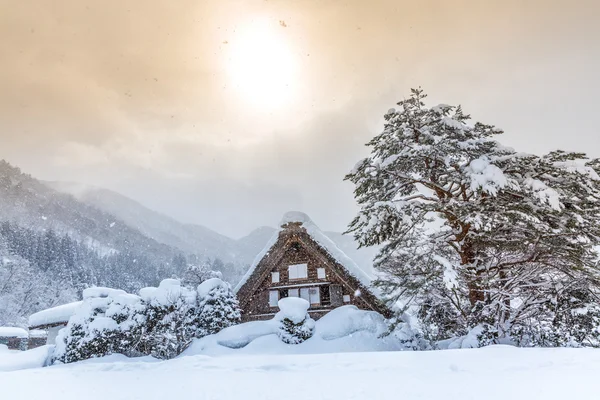 Shirakawago med sol snö — Stockfoto