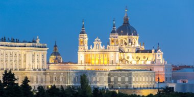 Madrid 'deki Almudena Katedrali