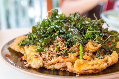 omlet fesleğen domuz eti ile