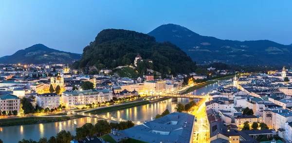 Ciudad de Salzburgo en Austria al atardecer — Foto de Stock