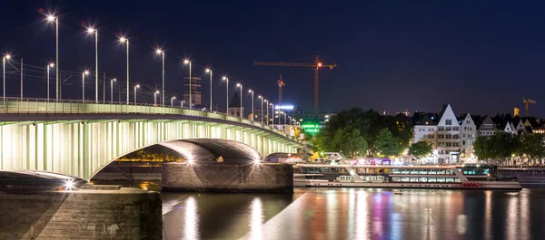 Keulen langs de rivier de Rijn in Duitsland — Stockfoto