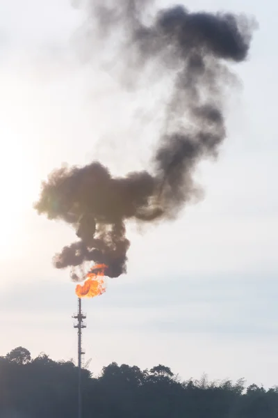 Oil reinery Distillation tower with smoke stack pollution — Stock Photo, Image