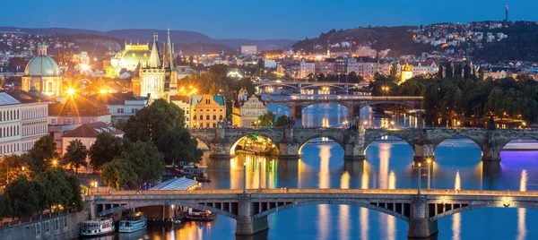 Praag stad in de schemering — Stockfoto