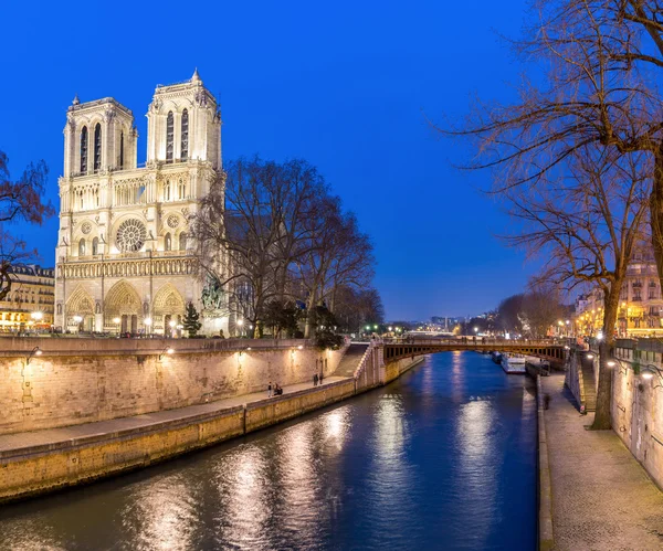 夕暮れ時にパリのノートルダム大聖堂 — ストック写真