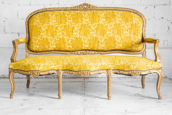 Жовтий диван ретро — стокове фото