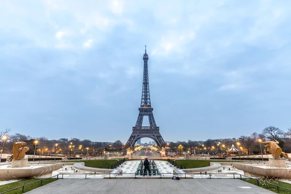 Eiffeltoren bij zonsopgang in Parijs — Stockfoto